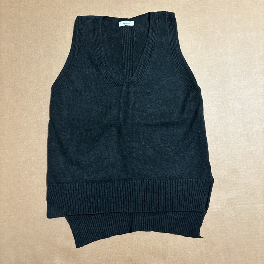Black Sleeveless Sweater Vest